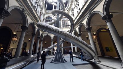 Les toboggans pour "The Florence Experiment" au palais Strozzi à Florence (Italie). (MAURIZIO DEGL INNOCENTI / ANSA)