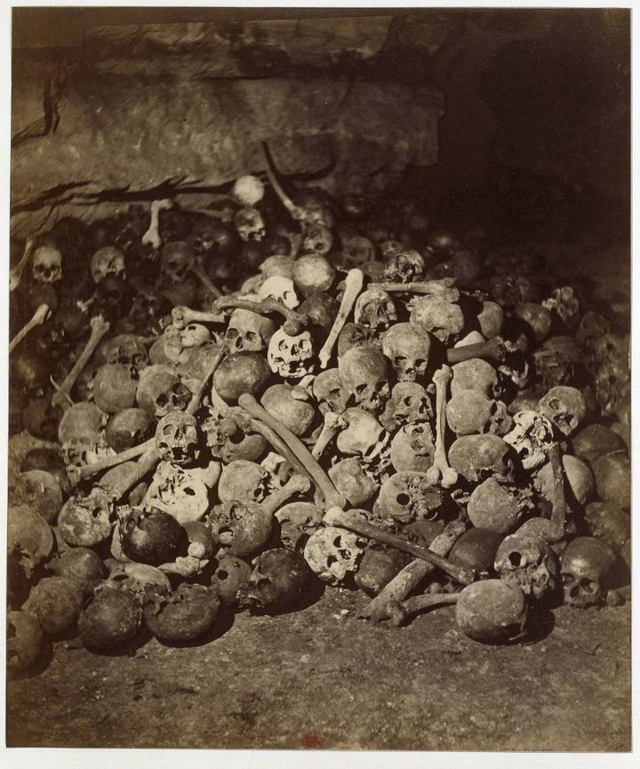 Les catacombes de Paris photographiées par Nadar en 1862
 (BNF)