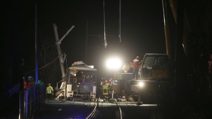 Des pompiers, policiers et secouristes sont déployés sur le site de l'accident à Millas (Pyrénées-Orientales), jeudi 14 décembre 2017. (RAYMOND ROIG / AFP)