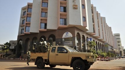 Des soldats maliens postés devant l'hôtel Radisson Blu à Bamako (Mali), le 21 novembre 2015.&nbsp; (HABIBOU KOUYATE / AFP)