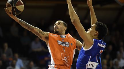 Justin Cobbs au lay-up face au Paris-Levallois (MARC DEMEURE / MAXPPP)