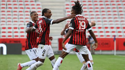 La joie des joueurs de l'OGC Nice, largement vainqueurs de Bordeaux dans un stade à huis clos, le 28 août 2021, après les incidents survenus contre l'OM la semaine passée. (VALERY HACHE / AFP)