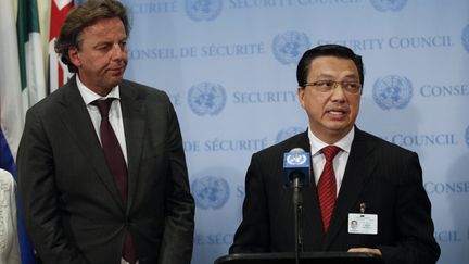 Le ministre malaisien des Transports Liow Tiong Lai (&agrave; droite), le 29 juillet 2015 au si&egrave;ge de l'ONU, &agrave; New York (Etats-Unis). (KENA BETANCUR / AFP)