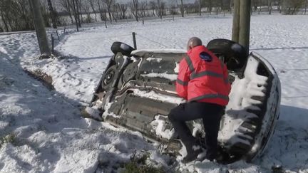 Un dépanneur breton après les chutes de neige. (FRANCE 2)