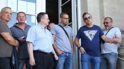 D'ex-salariés de l'usine Goodyear d'Amiens-Nord, le 30 juin 2015, devant le tribunal d'Amiens (Somme). (MOURAD LAFFITTE / CITIZENSIDE.COM / AFP)