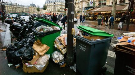 À Paris, dans certains endroits, les déchets s'accumulent en raison du blocage des trois incinérateurs d'Île-de-France. (MICHEL STOUPAK / NURPHOTO / AFP)