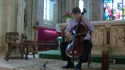 Jérôme Pernoo: suite N°1 en Sol majeur pour violoncelle de Bach (extrait du prélude)
 (Culturebox)