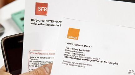 Des factures &eacute;mises par les op&eacute;rateurs de t&eacute;l&eacute;phonie mobile SFR et Orange, leaders dans le secteur, et attaqu&eacute;s par leurs concurrents pour "pratiques anticoncurrentielles", a rapport&eacute; "L'Expansion", mardi 6 ao&ucirc;t 2013. (STÉPHANE OUZOUNOFF / PHOTONONSTOP / AFP)