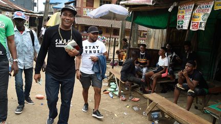 Mushin, un quartier pauvre et violent de Lagos, est depuis longtemps abandonné par la police. Ici, toutes les drogues sont disponibles. Herbe, crack et bouteilles de codéine circulent aussi vite que les armes à feu. Le pasteur Keji Hamilton, ancien toxicomane et ex-musicien de Fela Kuti le roi de l'afrobeat, y maraude tous les jours. Après avoir suivi des formations en psychologie et en affaires sociales, il a ouvert un centre de désintoxication professionnel. Il est fier et se réjouit d'avoir "sorti entre 80 et 120 jeunes de la drogue". Il déclare à l'AFP&nbsp;: "Aujourd'hui au Nigeria, la drogue est devenue le problème N°1 et le gouvernement ne s'y intéresse pas."&nbsp; &nbsp; (PIUS UTOMI EKPEI / AFP)