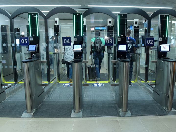 Le système Parafe, de la société Gemalto (filiale de Thales), permet de passer plus rapidement la police aux frontières (PAF) grâce à la reconnaissance faciale, ici à l’aéroport de Paris-Orly, en 2018. (ERIC PIERMONT / AFP)