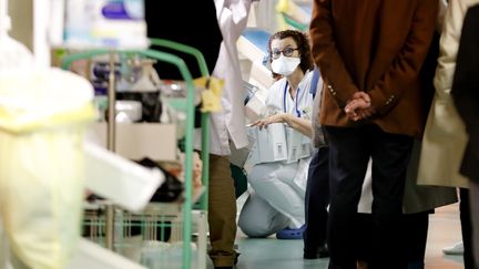 Une infirmière porte un masque dans un couloir de l'hôpital l'Archet de Nice, le 26 février 2020.&nbsp; (SEBASTIEN NOGIER / EPA / MAXPPP)