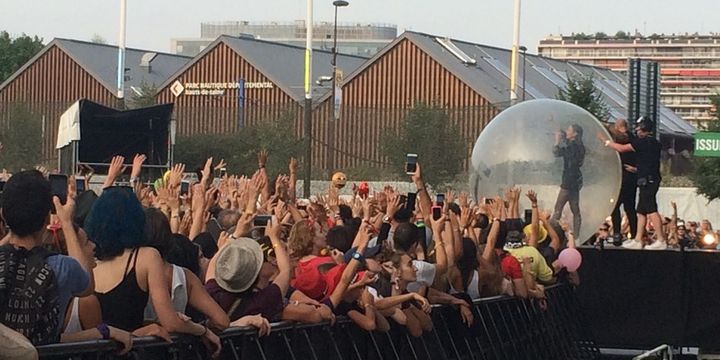 Jain surfe sur la foule dans une bulle à Rock en Seine.
 (Paméla Rougerie / Culturebox)