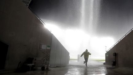 &nbsp; (De fortes pluies alors que des évenements sportif et culturel, comme ici au stade de football de Nice, avaient fait se déplacer des milliers de personnes  © Reuters/Eric gaillard)