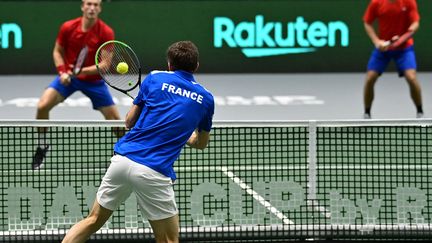 Pierre-Hugues Herbert et son coéquipier Nicolas Mahut sont en difficulté face à la paire tchèque. (JOE KLAMAR / AFP)