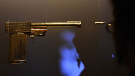 Le pistolet utilis&eacute; dans le film "L'Homme au pistolet d'or" est expos&eacute; au mus&eacute;e Barbican de Londres (Royaume-Uni) dans le cadre d'une exposition c&eacute;l&eacute;brant le 50e anniversaire de James Bond, le 5 juillet 2012. (CARL COURT / AFP)