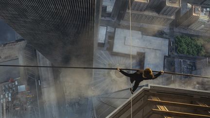 Joseph Gordon-Levitt incarne l'&eacute;quilibriste fran&ccedil;ais Philippe Petit dans le film "The Walk" de Robert Zemeckis.&nbsp; (LILO / SIPA)