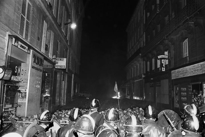 Des CRS devant une barricade, prêts à donner l'assaut, dans la nuit du 10 au 11 mai 1968,&nbsp;rue Gay-Lussac à Paris. (SIPAHIOGLU / SIPA)