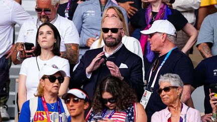 John Travolta avec sa fille, Ella Bue Travolta, et David Zaslav, PDG de Warner Bros, assistent au match entre le joueur espagnol Carlos Alcaraz et le Serbe Novak Djokovic pour la médaille d'or en simple messieurs sur le court Philippe-Chatrier à Roland-Garros pendant les Jeux olympiques de Paris 2024, le 4 août 2024, à Paris, France. (OSCAR J BARROSO / AFP7 / SHUTTERSTOCK / SIPA)