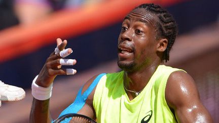 Le Français Gaël Monfils en discussion