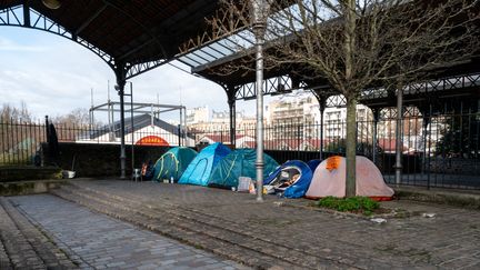 Des tentes à Paris, le 13 février 2024. (RICCARDO MILANI / HANS LUCAS / AFP)