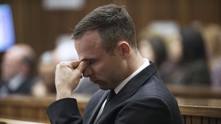 Le coureur paralympique Oscar Pistorius lors de son proc&egrave;s le 15 avril 2014 en Afrique du Sud pour le meurtre de sa compagne. (GIANLUIGI GUERCIA / POOL / AFP)