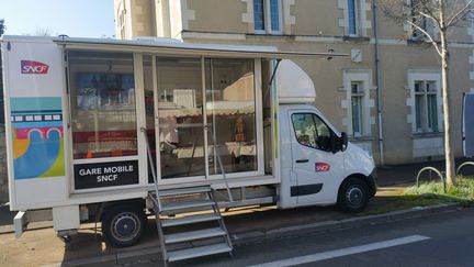 A La Flèche, dans le département de la Sarthe, une "gare mobile" de la SNCF est présente chaque mercredi matin. (RAPHAEL EBENSTEIN / RADIO FRANCE)