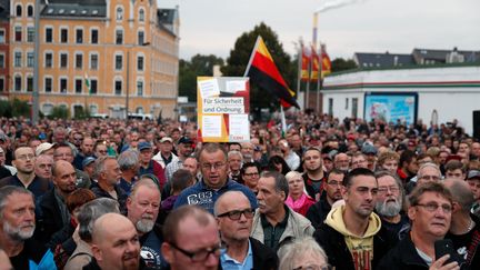 Un millier de militants d'extrême droite ont manifesté jeudi 30 août à Chemnitz (Allemagne) pour dénoncer la politique migratoire d'Angela Merkel et réclamer son départ. (ODD ANDERSEN / AFP)