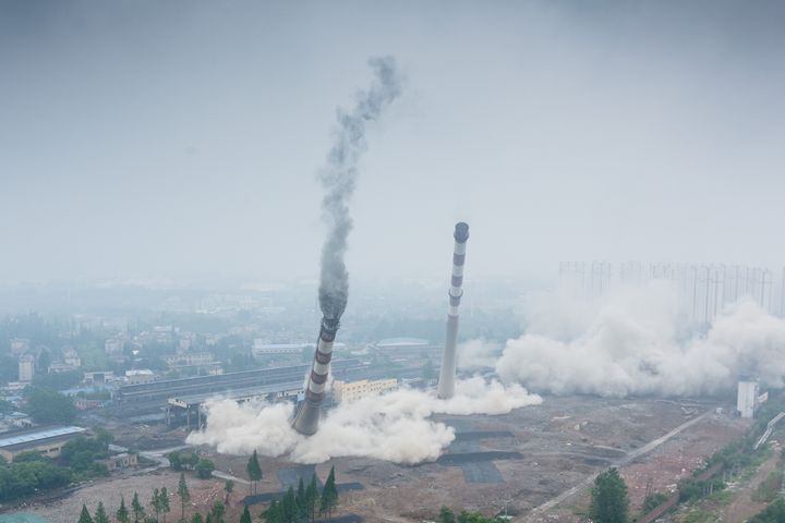 Des cheminées et une tour de refroidissement d'une centrale thermique à charbon détruites par explosion, le 23 mai 2017 à Nankin (Chine). (JIA ZHENG / IMAGINECHINA / AFP)