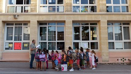 Des &eacute;l&egrave;ves s'appr&ecirc;tent &agrave; entrer en classe, &agrave; Marseille (Bouches-du-Rh&ocirc;ne), le 3 septembre 2013. (ANNE-CHRISTINE POUJOULAT / AFP)