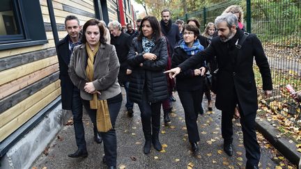 Emmanuelle Cosse (à g.) et Anne Hidalgo sont venues dans la matinée du samedi 5 novembre. (CHRISTOPHE ARCHAMBAULT / AFP)