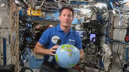 L'astronaute français Thomas Pesquet donne une conférence de presse depuis la Station spatiale internationale, le 30 avril 2021. (EUROPEAN SPACE AGENCY / AFP)