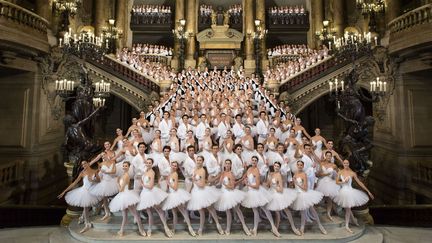 Les Etoiles, 1ers Danseurs , corps de ballet et les élèves de l'Ecole de Danse
 (Agathe Poupeney / Opéra national de Paris)