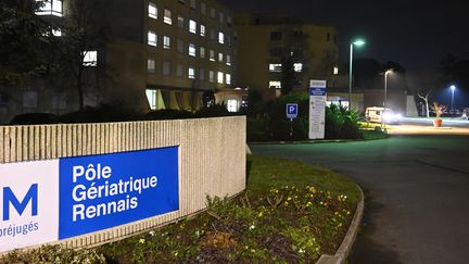 Neuf personnes au total présentent une forme variante du virus, détectée à l'unité de soins longue durée du Pôle gériatrique rennais de Chantepie (Ille-et-Vilaine), le 7 janvier 2021. (DAMIEN MEYER / AFP)