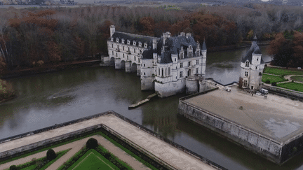 Le 13 Heures vous emmène, vendredi 16 décembre, en direction de la Touraine qui s'est parée de ses couleurs hivernales. Du château de Chenonceau à Vouvray, à une confiserie, c’est la découverte d’un bel itinéraire. (France 2)