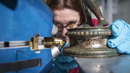 AGLAE, au travail pour analyser une statuette du trésor des bronzes de Bavay. (Christophe HARGOUES / C2RMF / AGLAE / CNRS Photothèque)