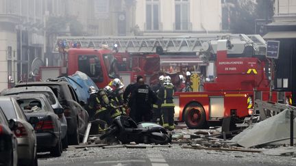 Des pompiers interviennent après l'explosion d'un immeuble dans le 9e arrondissement de Paris, le 12 janvier 2019. (GEOFFROY VAN DER HASSELT / AFP)