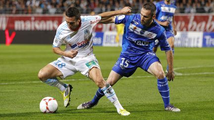 Morgan Amalfitano &agrave; la lutte avec&nbsp;Florian Jarjat, le 21 octobre 2012 &agrave; Troyes. (GONZALO FUENTES / REUTERS)