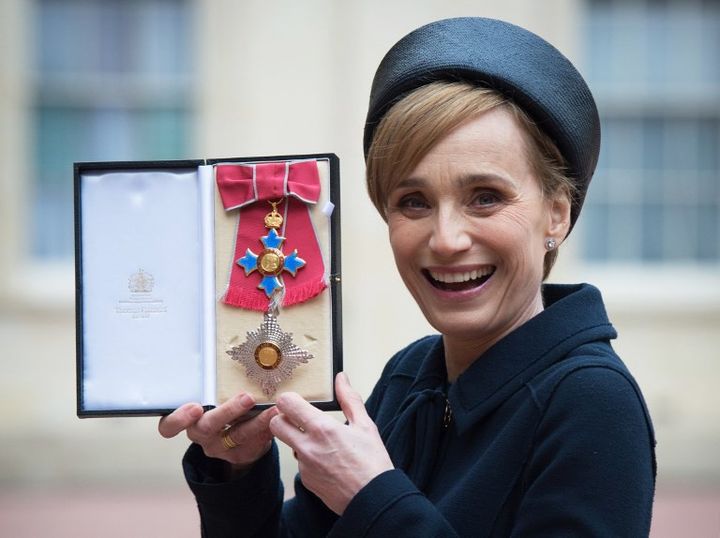 Kristin Scott Thomas le jour de son anoblissement par la reine d'Angleterre. (19 mars 2015) 
 (STEFAN ROUSSEAU / POOL / AFP)