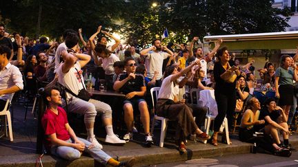 Des supporteurs français regardent un match de l'Euro entre la France et l'Allemagne dans une rue de Paris, le 15 juin 2021.&nbsp; (RAPHAEL KESSLER / HANS LUCAS / AFP)