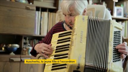 L'ancienne déportée&nbsp;Esther Bejarano et son accordéon (FRANCEINFO)