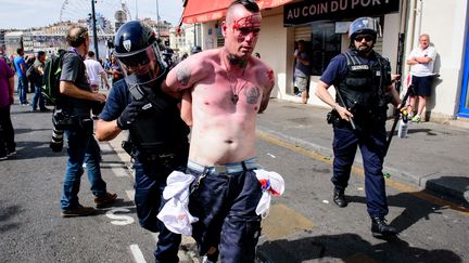 Des heurts entre la police, et des supporters anglais et russes ont lieu à Marseille depuis hier soir.  (LEON NEAL / AFP)