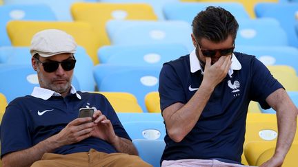 &nbsp; (Des supporters des Bleus abattus après l'élimination de la France au Maracana © Maxppp)