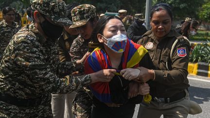 Une militante du Congrès de la jeunesse tibétaine (TYC) devant l'ambassade de Chine à New Delhi, en Inde, le 11 mars 2024. (KABIR JHANGIANI / MAXPPP)