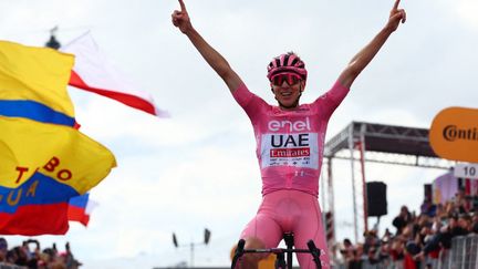 Tadej Pogacar à l'arrivée de la 15e étape du Giro, le 19 mai 2024, à Livigno. (AFP)