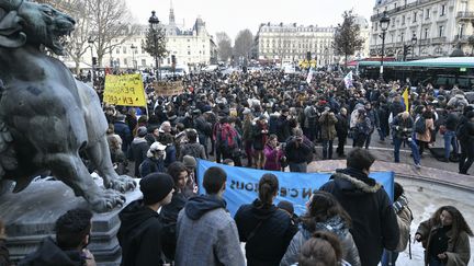 Les lycéens manifestent place Saint-Michel à Paris, le 11 décembre 2018. (STEPHANE DE SAKUTIN / AFP)