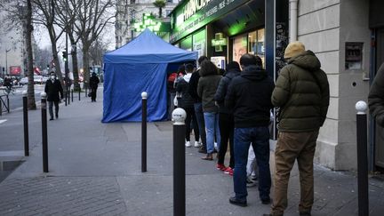 Une file d'attente&nbsp;pour un dépistage du Covid-19, le 11 janvier 2022, à Paris. (MAGALI COHEN / HANS LUCAS / AFP)