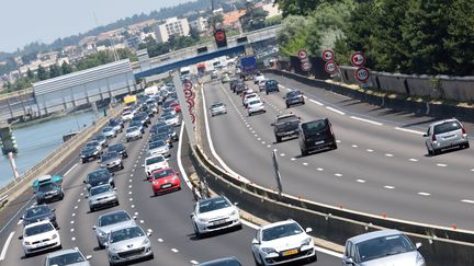 Des automobilistes conduisent sur l'autoroute A7, &agrave; Valence (Dr&ocirc;me), le 11 juillet 2015. ( CHRISTOPHE ESTASSY / CITIZENSIDE / AFP)