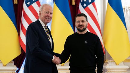 Les présidents américain et ukrainien, Joe Biden et Volodymyr Zelensky, à Kiev (Ukraine), le 20 février 2023. (EVAN VUCCI / POOL / AFP)