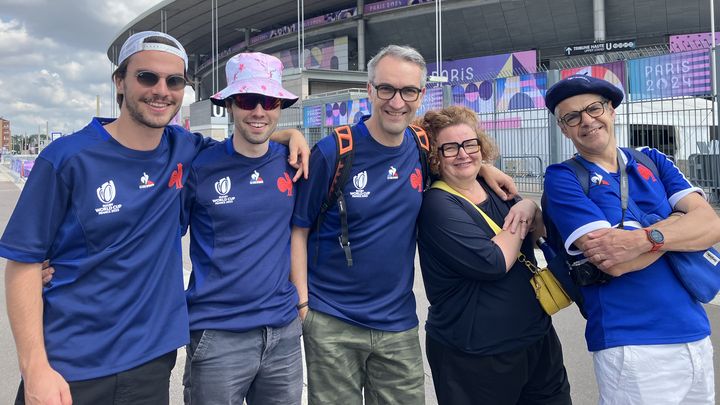 Eliott, Max-Henri, Anne-Nathalie, Frédéric et Stéphane devant le Stade de France avant la première session de rugby à 7, le 24 juillet 2024. (MAYLICE LAVOREL / FRANCEINFO SPORTS)