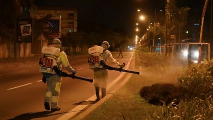 Grande opération de désinfection des rues d'Abidjan dans la nuit du 30 mars 2020, dans le cadre de la lutte contre le coronavirus. (ISSOUF SANOGO / AFP)